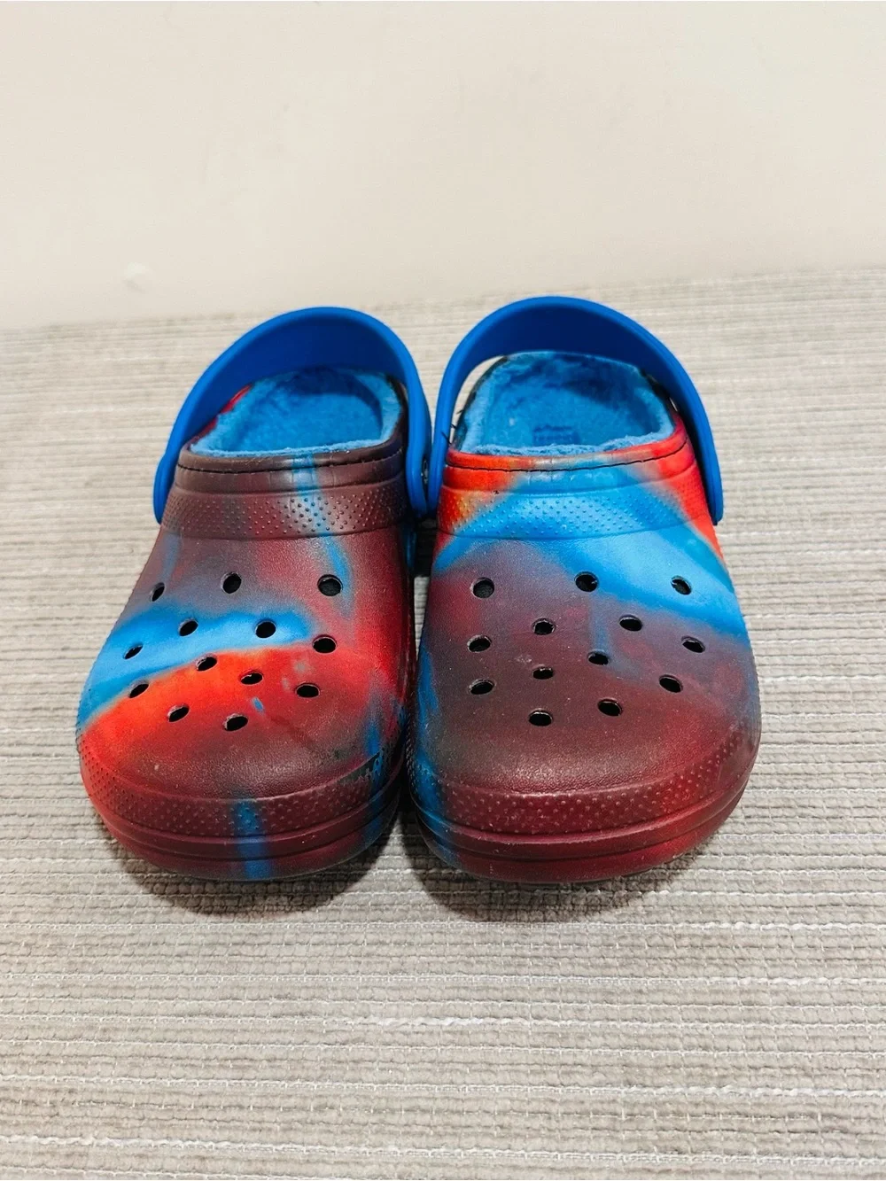 Crocs Kids Classic Lined OOTW Clog Bright Cobalt Blue Red Tie Dye Junior Size J2